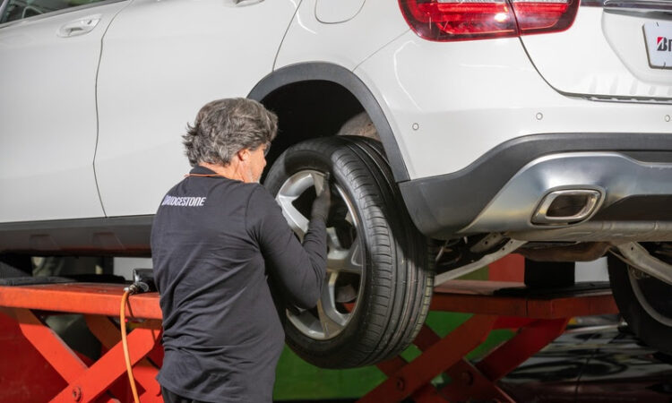 Bridgestone ensina a trocar pneu