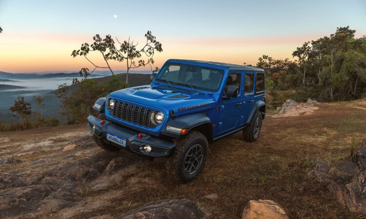 Novos Jeep® Wrangler e Gladiator desembarcam no Brasil em suas versões mais extremas