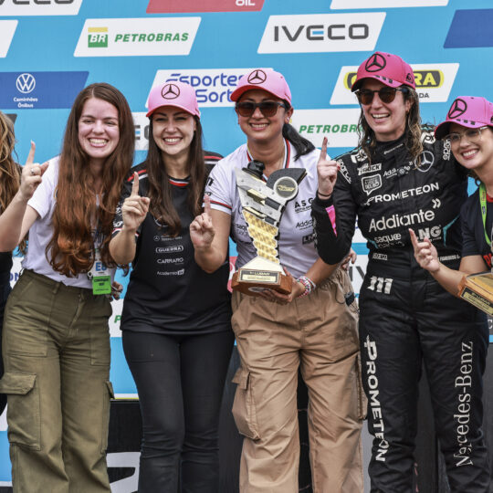 Bia Figueiredo, apoiada pela Monroe, é a primeira mulher campeã da Copa Truck