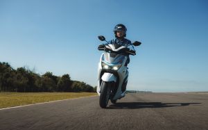 Yamaha lança primeira scooter com sistema híbrido do Brasil