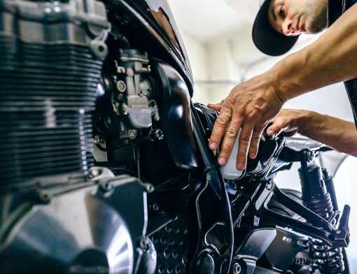 O que fazer quando cabo de comando da moto fica pesado para acionar?