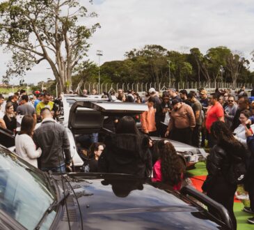 Festa Back to the Classics: 9 DJs e mais de 1.500 carros antigos levarão os fãs de volta ao passado neste domingo (27/4) em São Roque (SP)