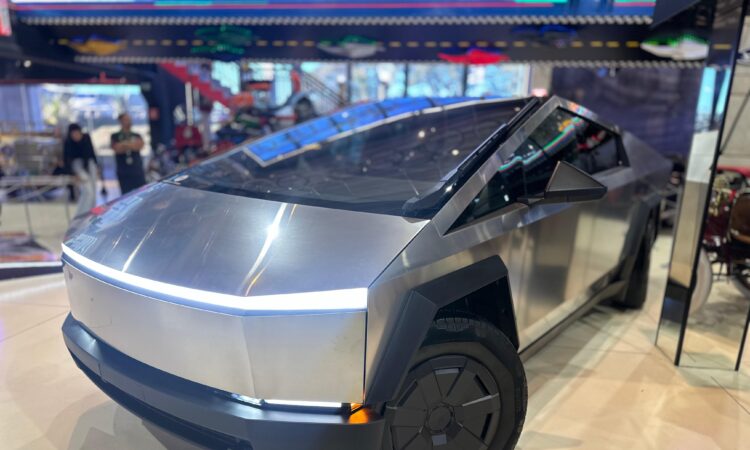 Carro elétrico em museu de veículos antigos