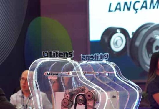 Litens apresenta soluções e faz demonstração de funcionamento do primeiro tensionador V para veículos híbridos do Brasil durante a Automec
