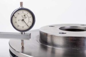 Principais causas de discos de freio empenados