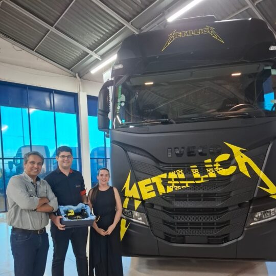 Rodonaves IVECO comemora Dia do Rock na região de Ribeirão Preto com venda de caminhão inspirado na banda Metallica