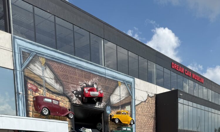 Um Batmóvel rodando em plena Avenida Paulista? Conheça detalhes do modelo de cinema que viralizou nas redes sociais